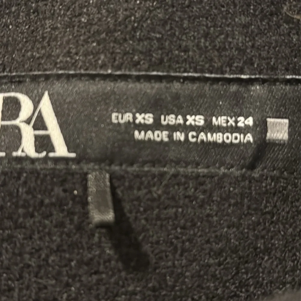 Zara Women's Black Blazer with Gold Buttons - Picture 3 of 7